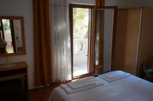 Apartments and rooms with parking space Jagodna, Hvar - 24399