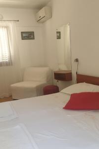 Apartments and rooms with parking space Jagodna, Hvar - 24399