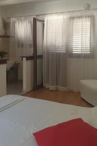 Apartments and rooms with parking space Jagodna, Hvar - 24399