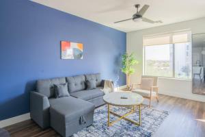 Chic 1BD - Pool, Gym, Parking, W-D - Sleeps 4