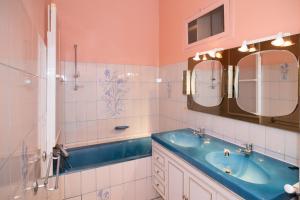 B&B / Chambres d'hotes B&B Le Logis Du Mas : Chambre Double Deluxe (2 Adultes + 1 Enfant)