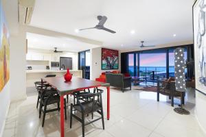 Sea Cave Art Lovers Retreat Harbour Views and Pool