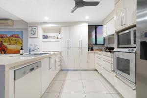 Sea Cave Art Lovers Retreat Harbour Views and Pool