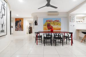 Sea Cave Art Lovers Retreat Harbour Views and Pool