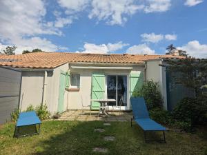 Maisons de vacances Maison renovee pres de la mer avec 2 piscines, parking et animaux acceptes - FR-1-364-174 : photos des chambres