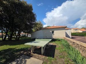 Maisons de vacances Maison renovee pres de la mer avec 2 piscines, parking et animaux acceptes - FR-1-364-174 : photos des chambres