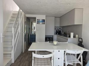 Maisons de vacances Maison renovee pres de la mer avec 2 piscines, parking et animaux acceptes - FR-1-364-174 : photos des chambres