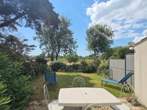 Maisons de vacances Maison renovee pres de la mer avec 2 piscines, parking et animaux acceptes - FR-1-364-174 : photos des chambres