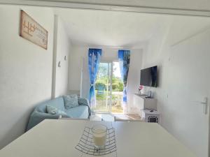 Maisons de vacances Maison renovee pres de la mer avec 2 piscines, parking et animaux acceptes - FR-1-364-174 : photos des chambres