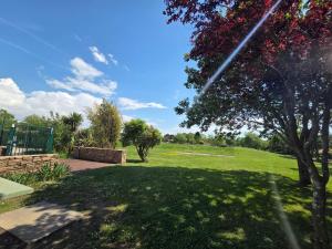 Maisons de vacances Maison renovee pres de la mer avec 2 piscines, parking et animaux acceptes - FR-1-364-174 : Maison de Vacances