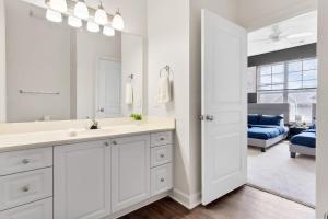 Upscale King 2BR Suite Mins to Downtown Raleigh!