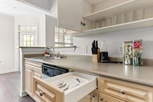 Upscale King 2BR Suite Mins to Downtown Raleigh!