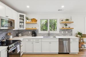 3 BR 3 BA 2 Kings Double Twin Bunk Sleeps 8 New Pool Beach gearBike rentals included Free pool heat