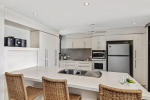 Brilliant Harbour Views and Lap Pool & walk to shops