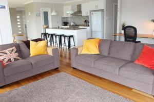 Charis by the Bay 4 bedrooms 5 mins to beach