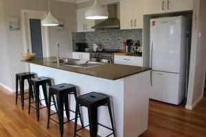 Charis by the Bay 4 bedrooms 5 mins to beach