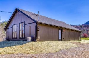 Owners Cabin -Pickleball Court, Creek, WIFI, Mountain Views, Starting at 99