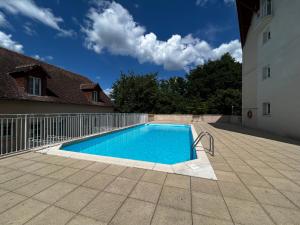 T2 rénové avec piscine chauffée proche Thermes, parking et WIFI - FR-1-541-164