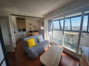 Grand studio 40m² avec coin nuit, vue mer et port, parking privé - FR-1-746-29