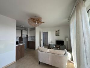 Appartements T2 lumineux en centre-ville avec balcon et parking securise - FR-1-319-612 : photos des chambres