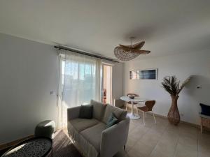 Appartements T2 lumineux en centre-ville avec balcon et parking securise - FR-1-319-612 : photos des chambres