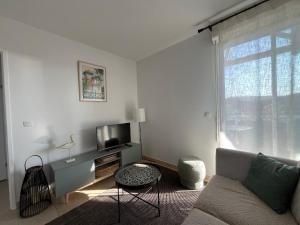 Appartements T2 lumineux en centre-ville avec balcon et parking securise - FR-1-319-612 : photos des chambres