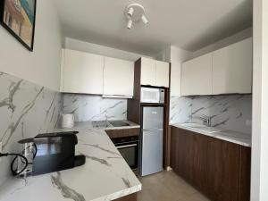 Appartements T2 lumineux en centre-ville avec balcon et parking securise - FR-1-319-612 : photos des chambres