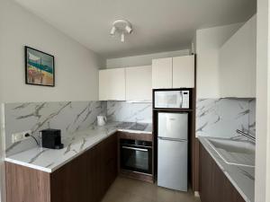 Appartements T2 lumineux en centre-ville avec balcon et parking securise - FR-1-319-612 : photos des chambres