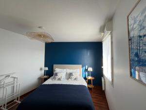 Appartements T2 lumineux en centre-ville avec balcon et parking securise - FR-1-319-612 : photos des chambres