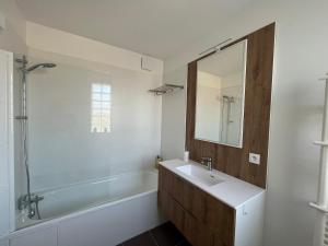 Appartements T2 lumineux en centre-ville avec balcon et parking securise - FR-1-319-612 : photos des chambres