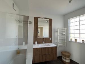 Appartements T2 lumineux en centre-ville avec balcon et parking securise - FR-1-319-612 : photos des chambres