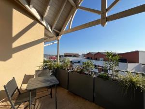 Appartements T2 lumineux en centre-ville avec balcon et parking securise - FR-1-319-612 : photos des chambres