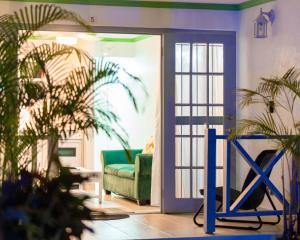 Sunset Lane Apartment Hotel