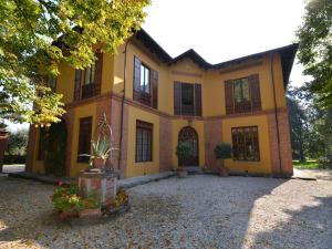 Elegant Holiday Home in Faenza with Garden and Pool