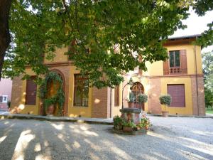 Elegant Holiday Home in Faenza with Garden and Pool