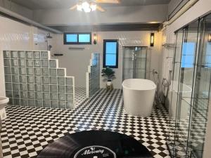 Stunning artists triplex in the heart of Neiman & Maya