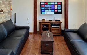 Cozy Home In Kastel Luksic With Kitchen