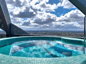 Mackenzie Marvel Stylish 2BR w Skyline Views