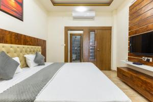A radiant villa on Ganges with modern amenities