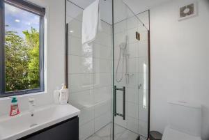 Modern Spacious Hillside Retreat with Scenic Views