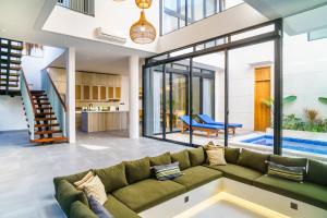 New 3 Bedroom Villa With Rooftop Central Seminyak