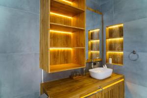 New 3 Bedroom Villa with rooftop central Seminyak
