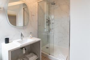 Hotels The Originals Boutique, Hotel Victoria, Chatelaillon-Plage : photos des chambres