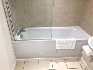 4 Bedroom Home Tameside Greater Manchester Sleeps 8