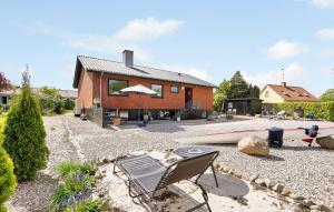 2 Bedroom Cozy Home In Knebel