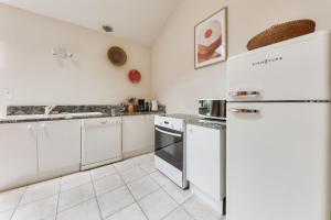 Maisons de vacances Maison pour 6 adultes - 2 enfants avec jardin : photos des chambres