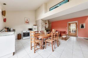 Maisons de vacances Maison pour 6 adultes - 2 enfants avec jardin : photos des chambres