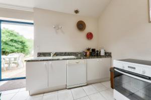 Maisons de vacances Maison pour 6 adultes - 2 enfants avec jardin : photos des chambres