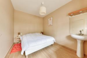 Maisons de vacances Maison pour 6 adultes - 2 enfants avec jardin : photos des chambres