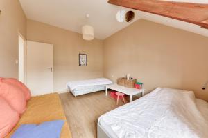 Maisons de vacances Maison pour 6 adultes - 2 enfants avec jardin : photos des chambres